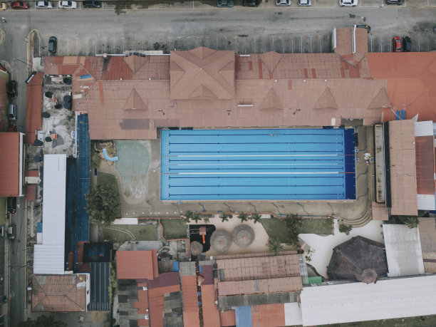 无人机的视角直接在游泳池上方有泳道图片下载