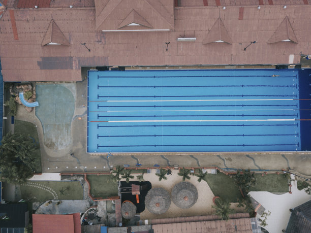 无人机的视角直接在游泳池上方有泳道图片下载