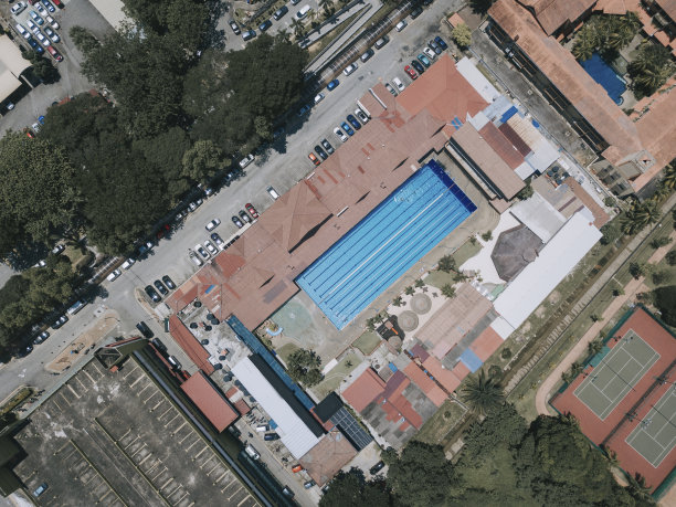 无人机的视角直接在游泳池上方有泳道图片下载