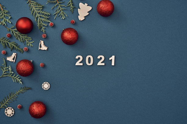 蓝色背景上的新年节日装饰。复制空间，平铺，模拟，顶视图图片下载