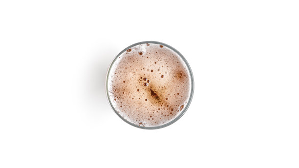 一杯白色背景的淡啤酒。从上面看图片下载