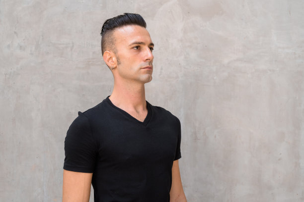 帅气的年轻意大利男子的肖像与低价穿黑色t恤图片下载