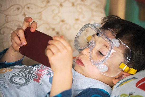 4-5岁的孩子使用智能手机和看东西图片下载