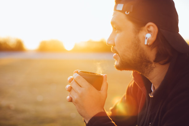 一个独自的旅行者在大自然中享受咖啡图片下载