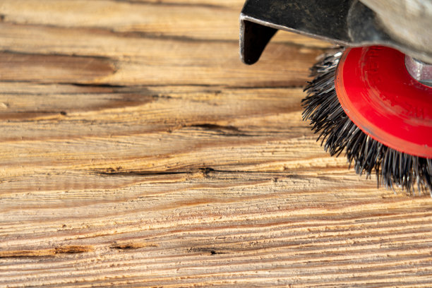 电动旋转刷金属盘打磨一块木头图片下载