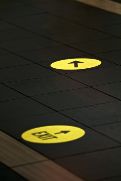 地板上的Covid方向箭头图片下载