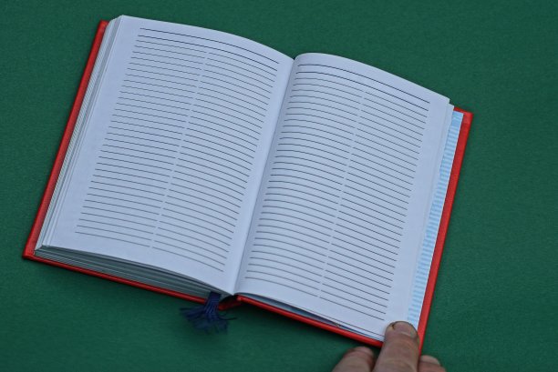 手指拿着打开的笔记本的白纸图片下载