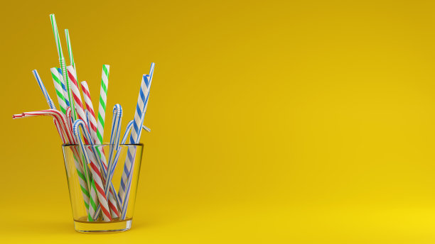 黄色背景的透明玻璃吸管。带彩色条纹的直的和弯的塑料鸡尾酒管。鸡尾酒会的概念。3 d渲染图像。图片下载