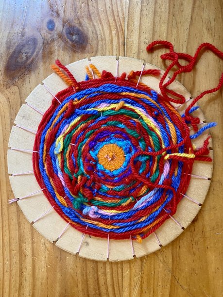 《木框上的儿童编织》图片下载