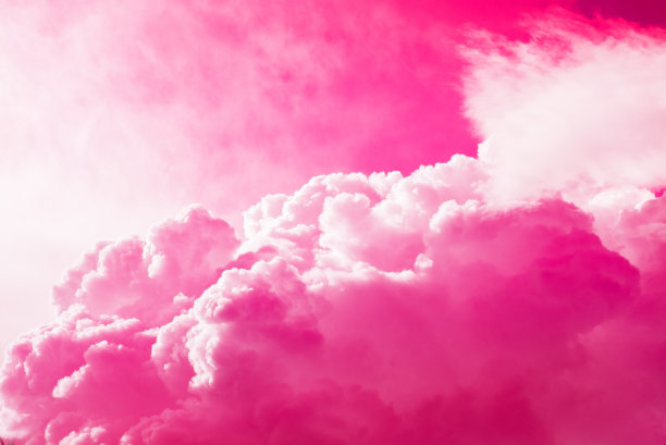 蓝色的天空，飘着粉红色的云图片下载