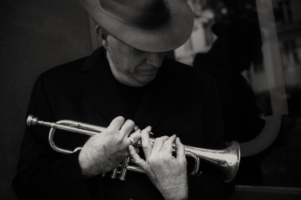 老人和他的小号图片下载