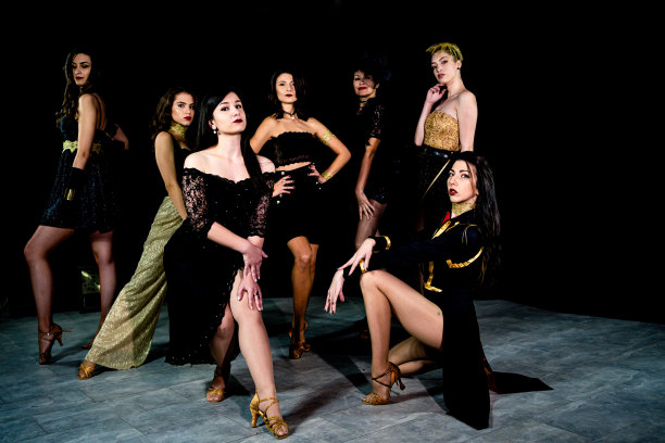 歌舞表演的舞者图片下载