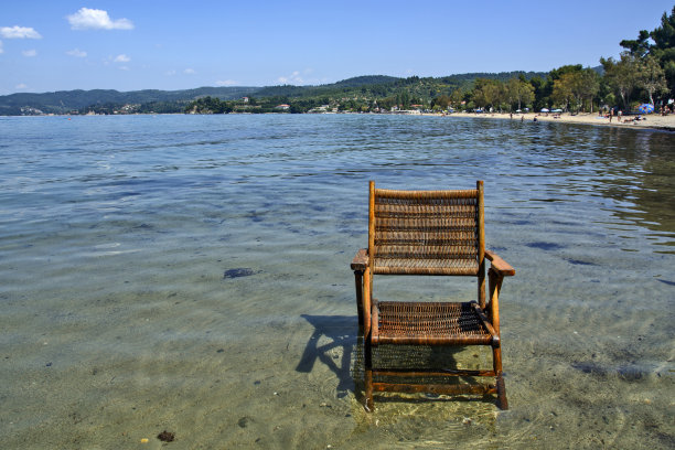 海水中的甲板椅图片下载