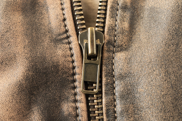 皮夹克上的金属拉链。关闭了。有选择性的重点。图片下载