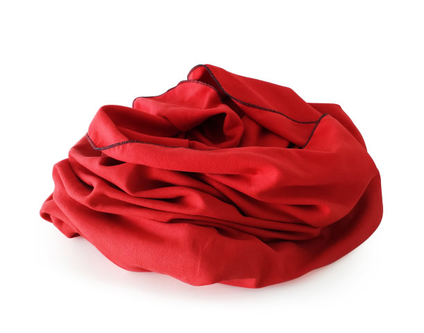 皱纹的红色海滩或浴巾前视图孤立的白色背景。红色折叠超纤维布隔离。红色羊毛毯子的特写。家纺配件及圣诞装饰品。图片下载