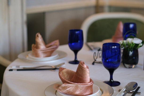 餐厅里的中式餐桌图片下载