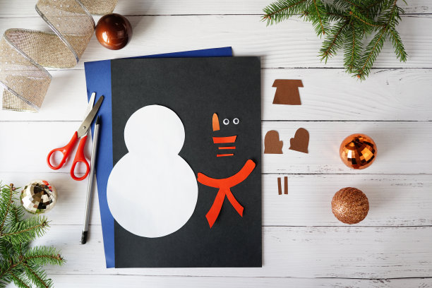 一步一步的照片说明，问候圣诞贺卡与雪人。儿童手工制作的。DIY的概念。步骤2图片下载