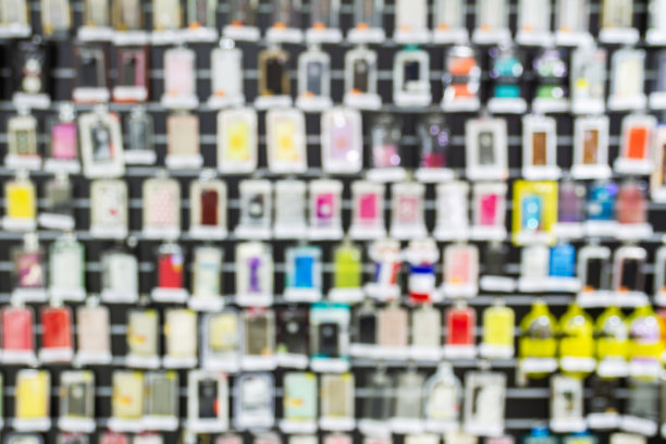 彩色手机壳模糊的商店橱窗。图片下载