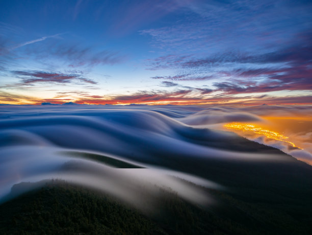 日出时从特内里费岛泰德火山的火山口看到的著名的“多云瀑布”图片下载