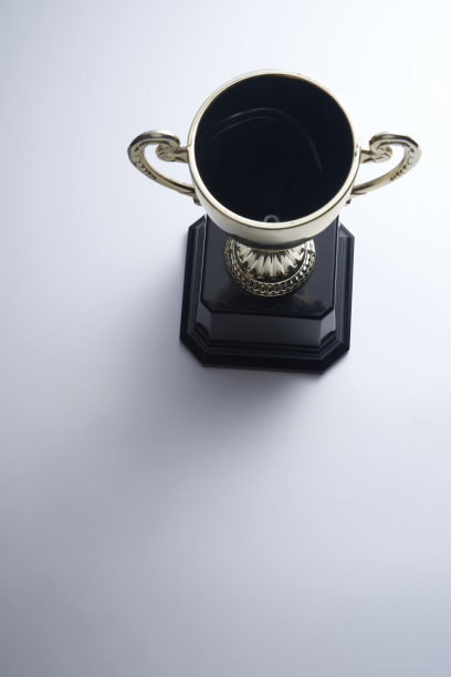 白色背景上的奖杯图片下载