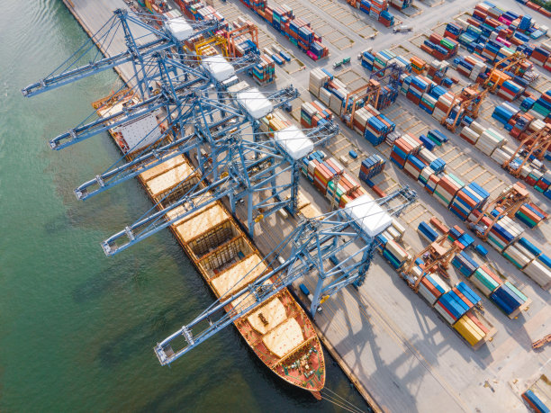 集装箱船在进出口和商业物流的危机-19商业衰退，蓝海工作起重机，贸易港口，航运货物到港，无人机鸟瞰，国际运输，商业物流图片下载