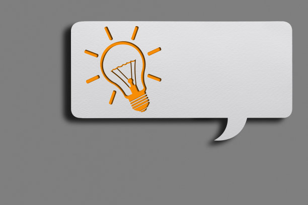 灯泡上的白色语音气泡在灰色背景与剪辑路径图片下载