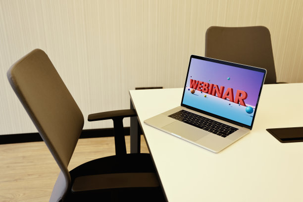 笔记本电脑和网络会议屏幕在木桌上图片下载