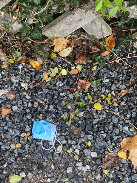 新冠肺炎大流行期间个人防护口罩的处置面临挑战图片下载