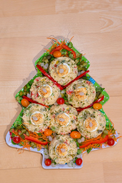 圣诞树形状的营养沙拉图片下载