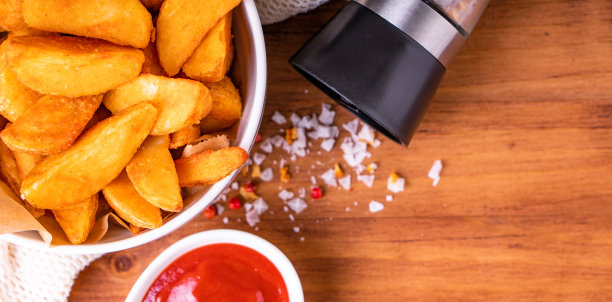 传统的法式炸薯条由有机生物薯角和皮肤蘸番茄酱图片下载