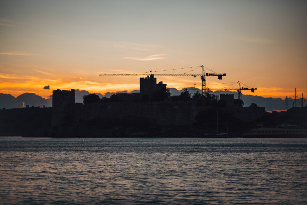 夕阳下博德鲁姆城堡的剪影图片下载