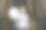 一个带着白色气垫的悲伤小女孩站在地铁的尽头。图片下载