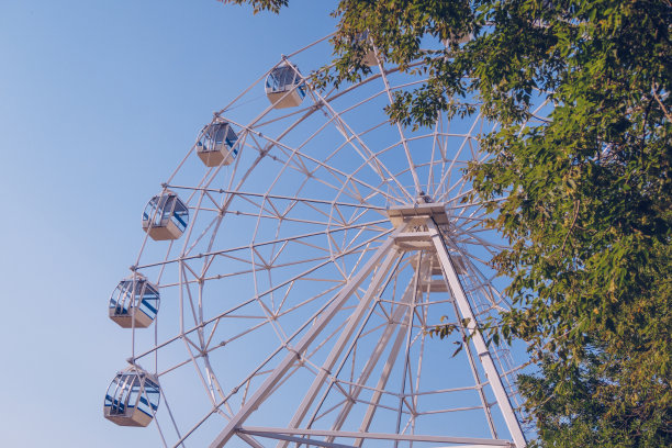 蓝色天空背景下的摩天轮。游乐园，集市，没人。股票的照片。图片下载