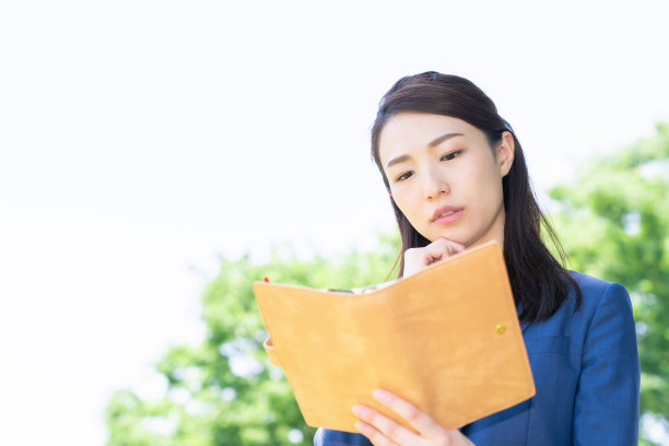 一名亚裔女性在填写日程表时，会想，户外活动图片下载