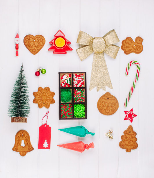 圣诞姜饼饼干，糖衣袋，洒水和装饰图片下载