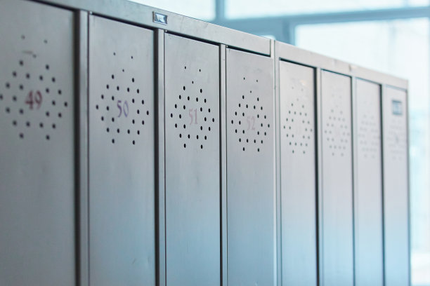 旧学校空荡荡的学校走廊里的过时的灰色金属储物柜图片下载