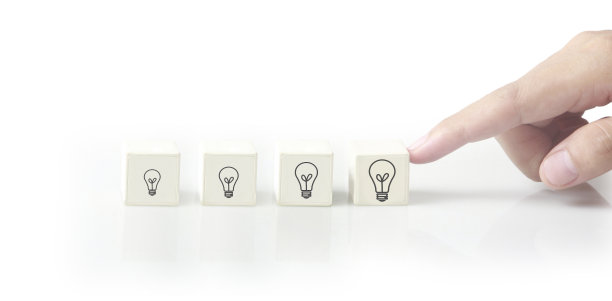 概念、创意、想法和创新。手持立方体块图片下载