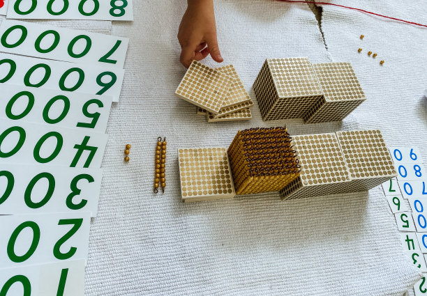 蒙台梭利金材料数学数十进位制数单元十〇一万一图片下载