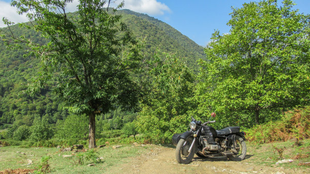 高加索村庄里的老式苏联摩托车图片下载