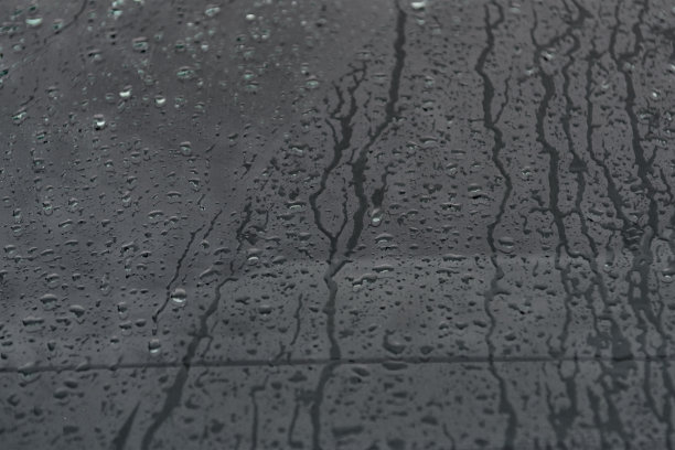 水滴在汽车的玻璃表面上图片下载