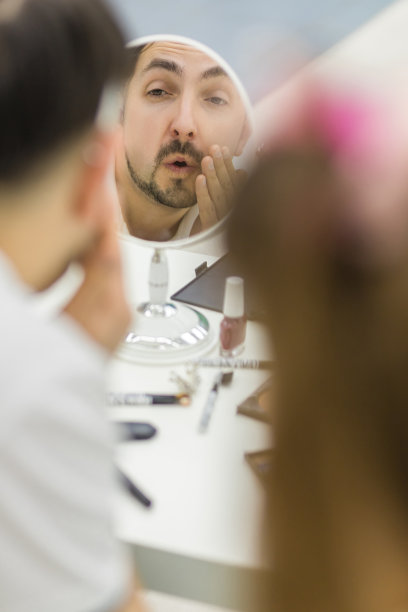 这是一个男人在镜子里反思的照片。图片下载