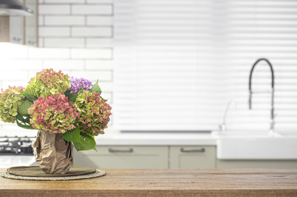 厨房桌子上的一束绣球花是模糊背景的近景。图片下载