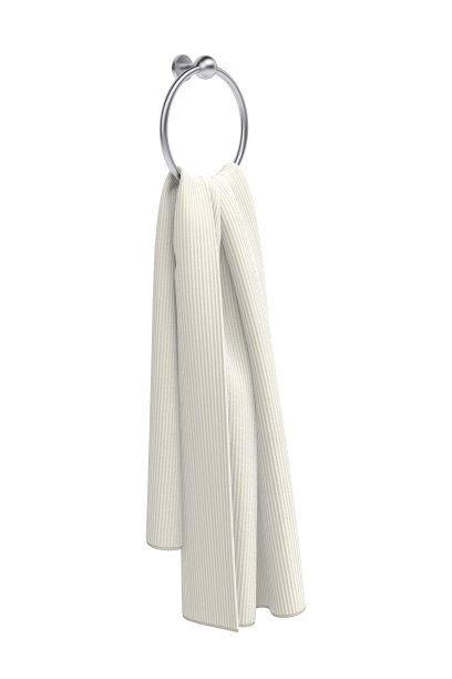 毛巾挂在金属把手上图片下载