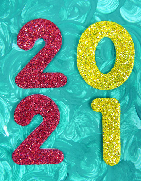 2021年装饰闪亮新年数字，手绘抽象污渍绿色背景图片下载