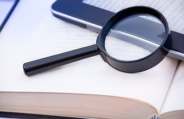 精装书和电子书与放大镜在他们图片下载