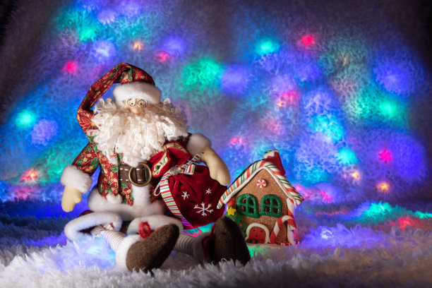 圣诞老人的玩具布袋旁边有一个姜饼屋图片下载