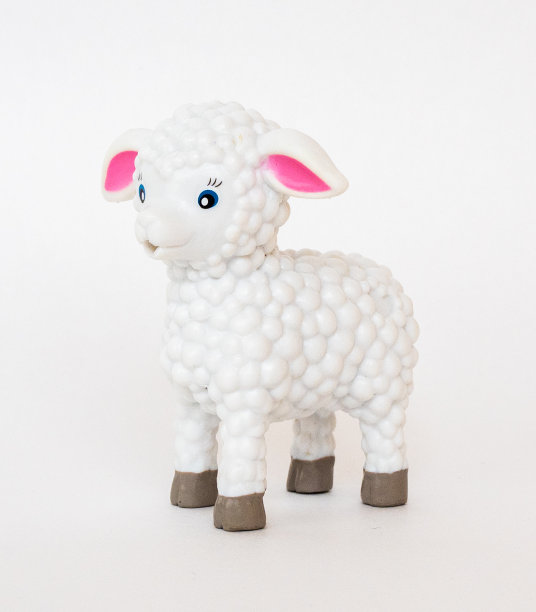 白色背景上的白色玩具羔羊图片下载