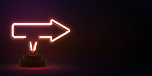 矢量现实隔离霓虹标志箭徽与复制空间邀请装饰和模板覆盖。图片下载