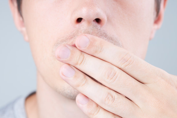 表现出秘密或安静手势的中年白人男性。隐私和沉默的象征概念。特写镜头图片下载