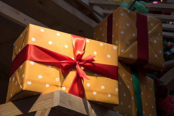 一堆包装好的圣诞礼物图片下载